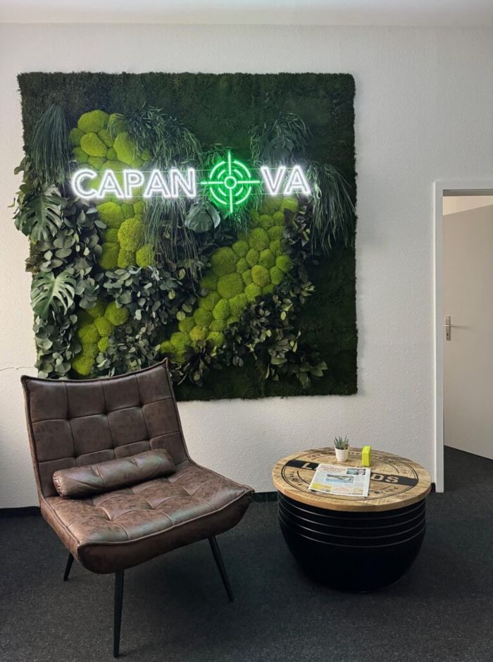 Pflanzenwand mit Logo CAPANOVA